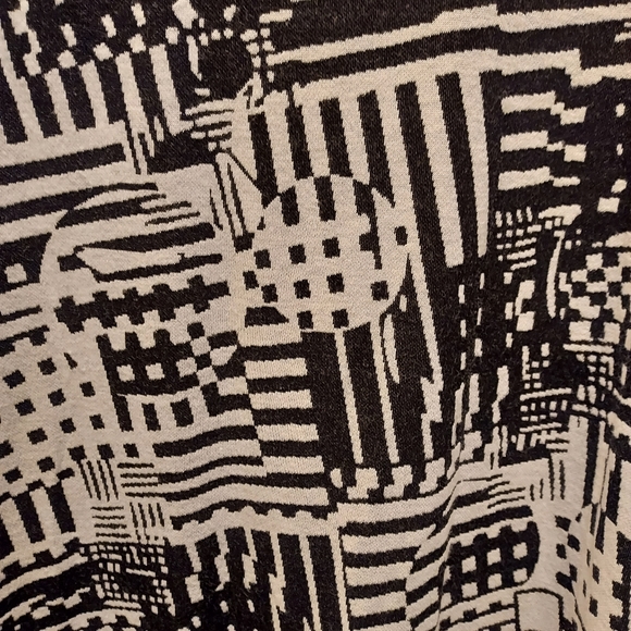 LuLaRoe sx 3x Black and White Tunic - Picture 4 of 4